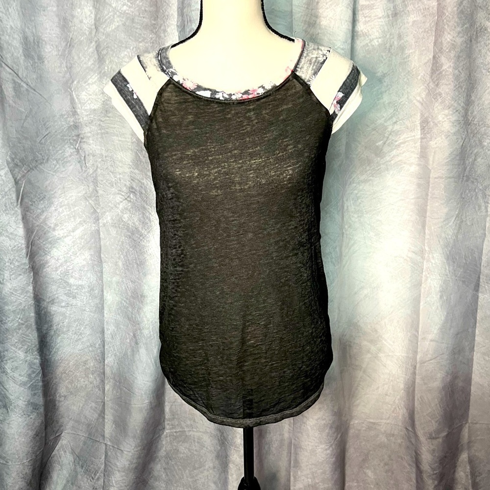 Derek Heart Dark Gray Floral Semi-Sheer Burnout Cap Sleeve Tee - Small